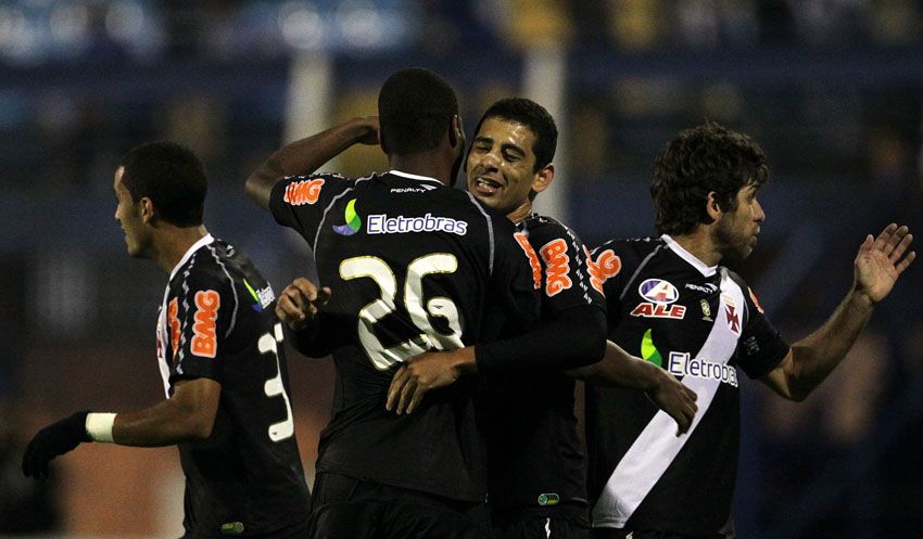 Diego Souza abraça Dedé na comemoração de gol do Vasco: Gigante cada vez mais alto / Divulgação/Vasco.com.br