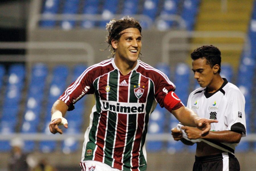 Rafael Moura comemora um de seus dois gols na vitória sobre o Figueirense / Caio Amy/Photocamera