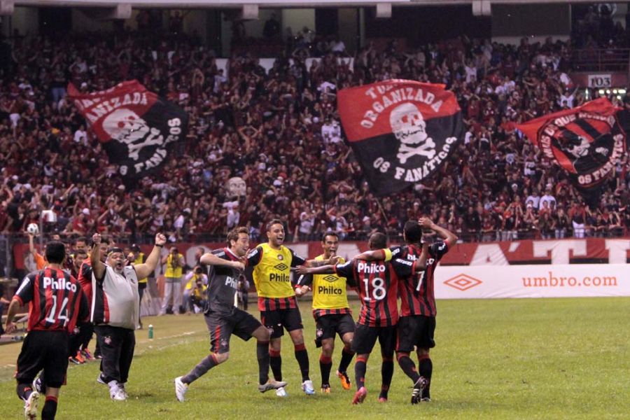 Torcedores fazem festa com o gol de Cléber Santana (7) no final da partida / Joka Madruga/AE
