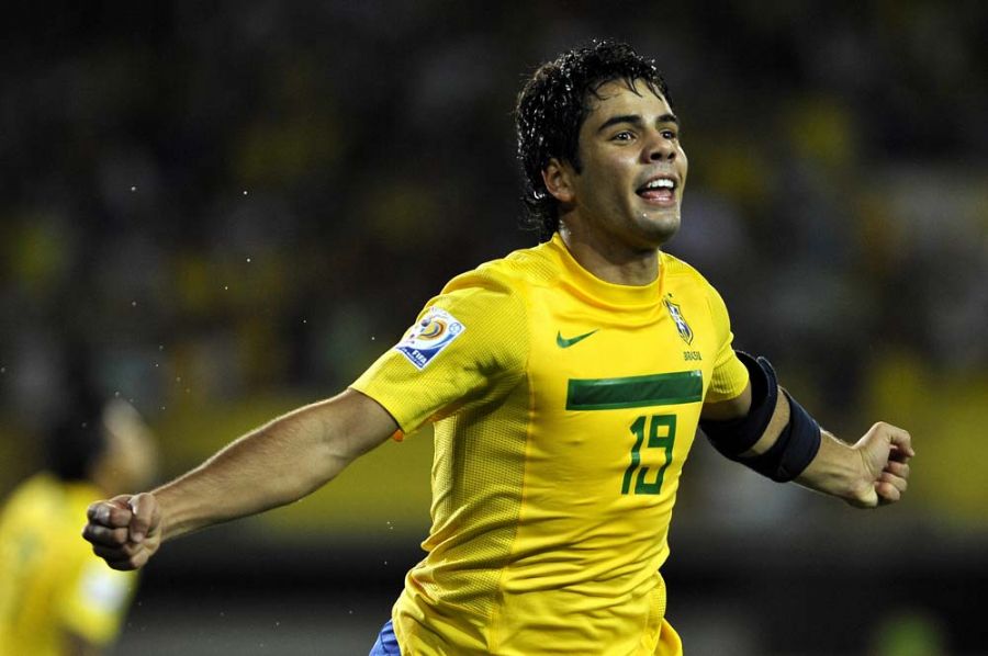 Henrique foi o heroi da partida, marcando os dois gols da vitória contra o México / Luis Robayo/AFP