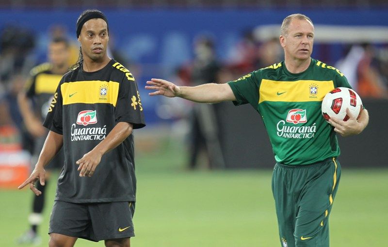 Mano Menezes rasgou elogios a Ronaldinho Gaúcho para justificar sua volta à Seleção  /  Divulgação/Mowa Press 