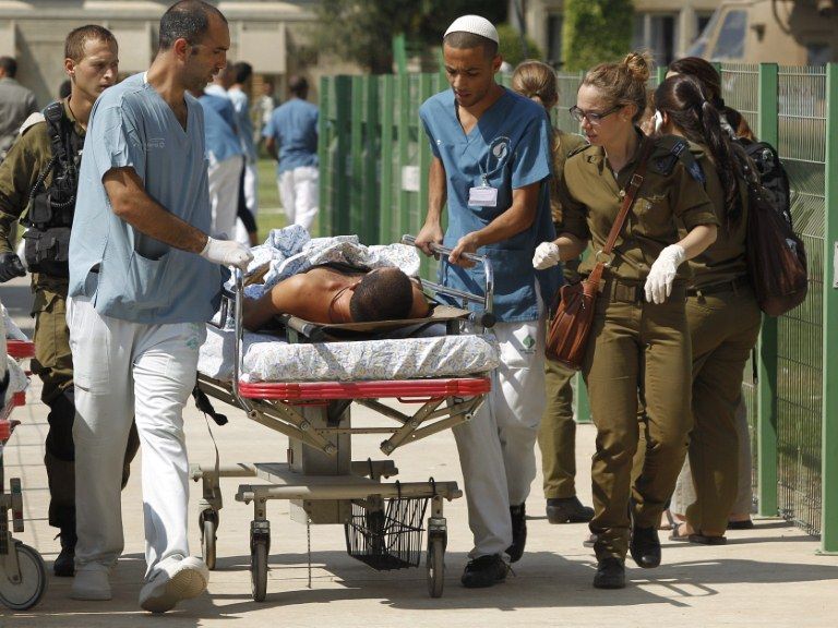 Vítima do ataque é encaminhadas ao hospital / Ilan Assayag/ AFP