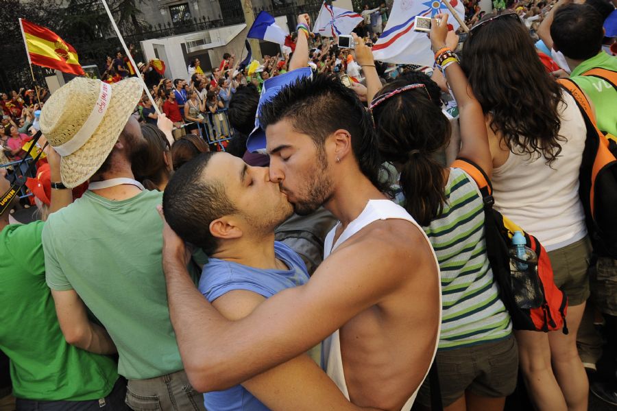 Cerca de 50 homossexuais se beijaram na presença de policiais / Pedro Armestre/ AFP