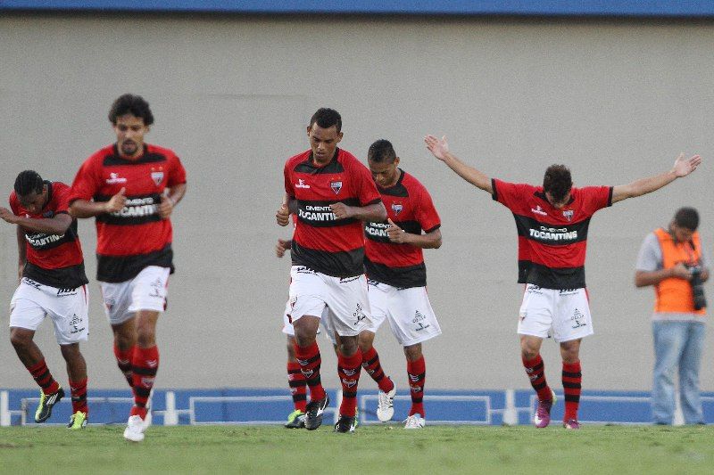 Diogo Campos comemora gol da vitória do Atlético-GO contra Grêmio / Adalberto Marques/AGIF/AE