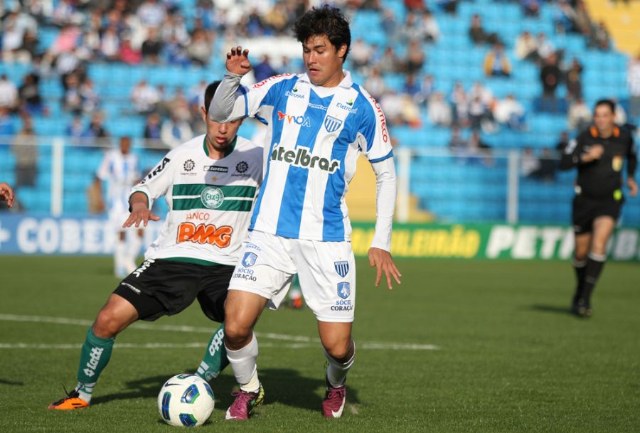 O Avaí de Pedro Ken bem que tentou, mas ficou no empate contra o Coxa / Rubens Flores/FotoArena/AE