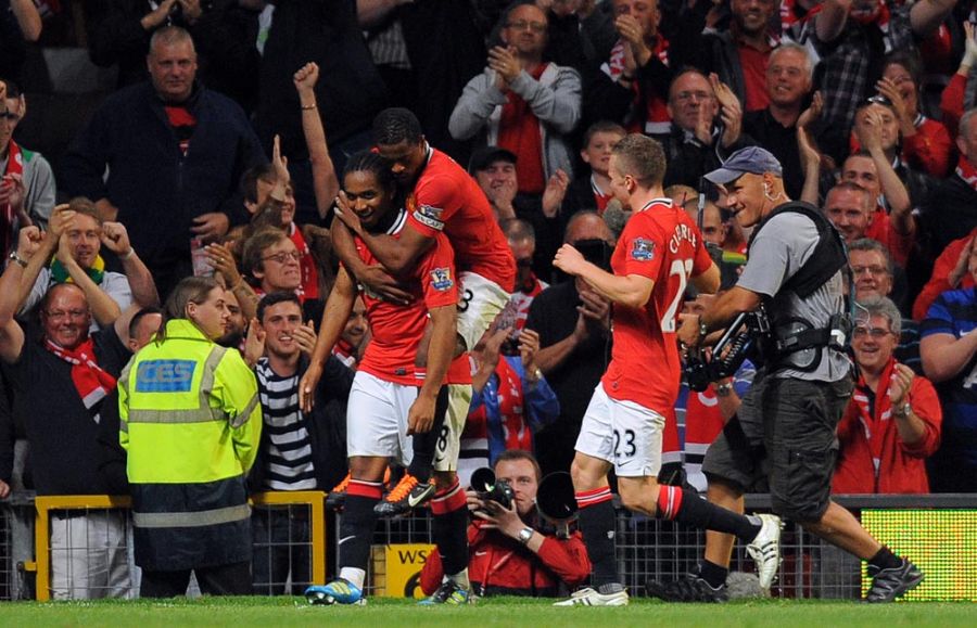 Anderson é abraçado pelos companheiros após marcar o segundo gol do United / Andrew Yates/AFP