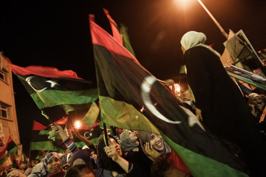 Milhares de pessoas gritam slogans políticos e religiosos na praça da Liberdade, em Benghazi / Gianluigi Guercia / Afp