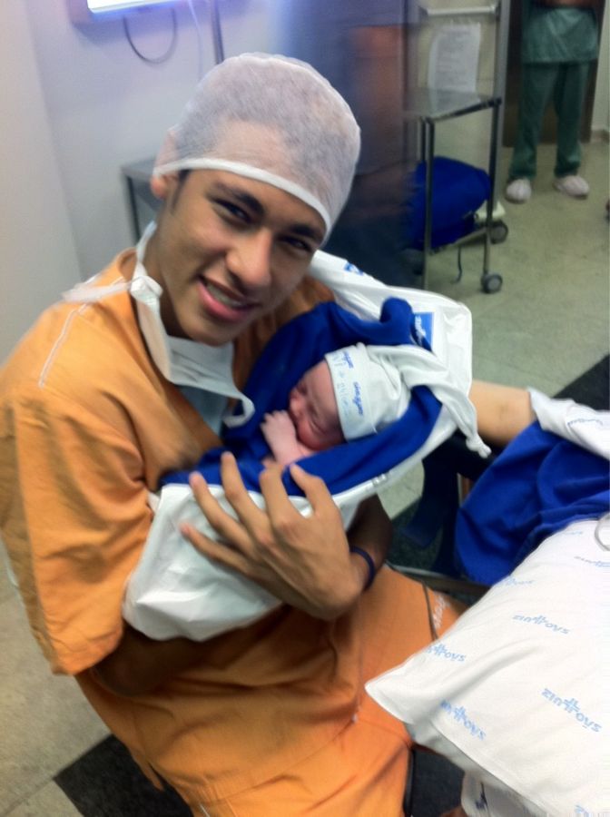 Neymar segura Davi Lucca, seu filho que nasceu nesta quarta-feira em São Paulo /  Divulgação/Twitter Davi Lucca
