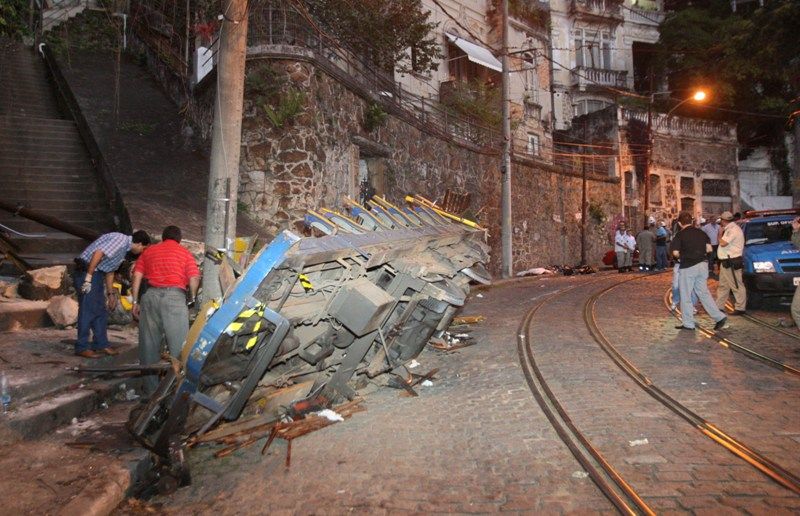 Acidente com bondinho, neste sábado, deixa pelo menos cinco mortos e 30 feridos em Santa Tereza, RJ / Tasso Marcelo/AE