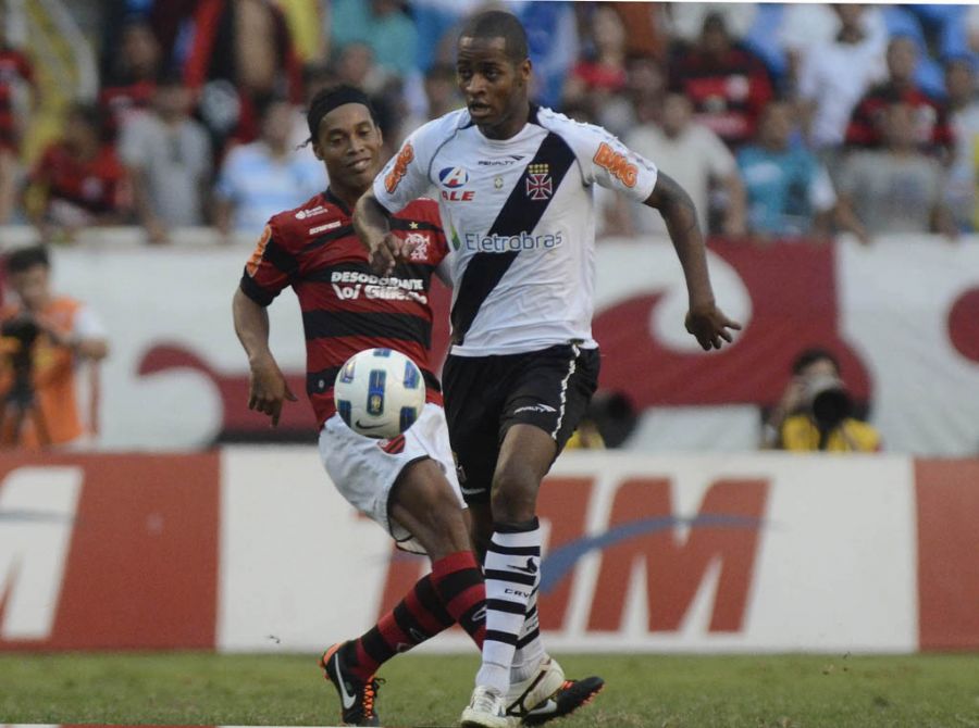 Dedé em duelo com Ronaldinho / Alexandre Loureiro/Fotocom.net