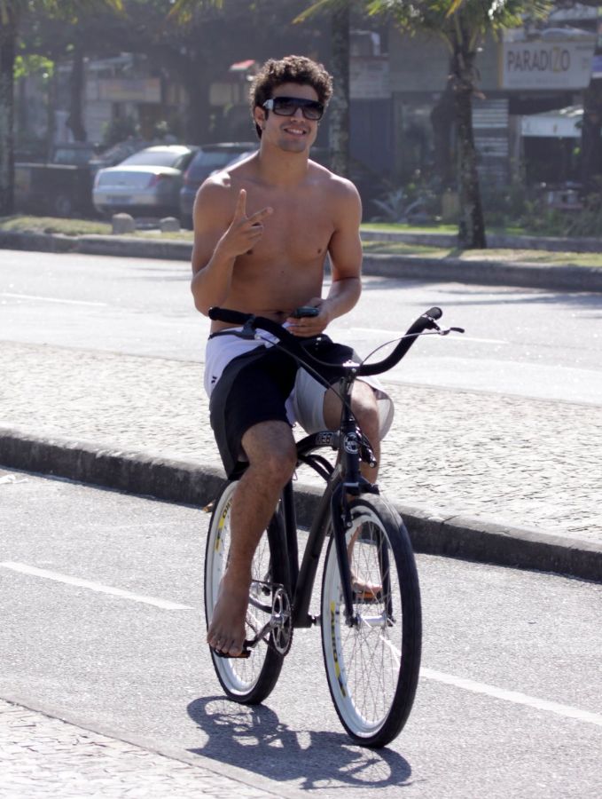 Caio exibe boa forma em passeio de bike / Adilson Lucas/AgNews