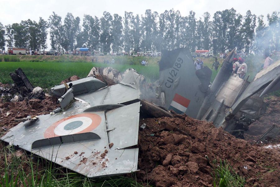 Destroços do avião após a queda na Índia / STR / AFP