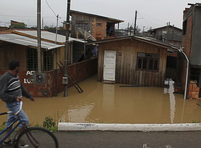 A chuva diminuiu nesta sexta-feira, mas o estado de alerta continua devido aos alagamentos, enchentes e deslizamentos / Foto: Leitor Virgínia Cardoso/Agência Brasil