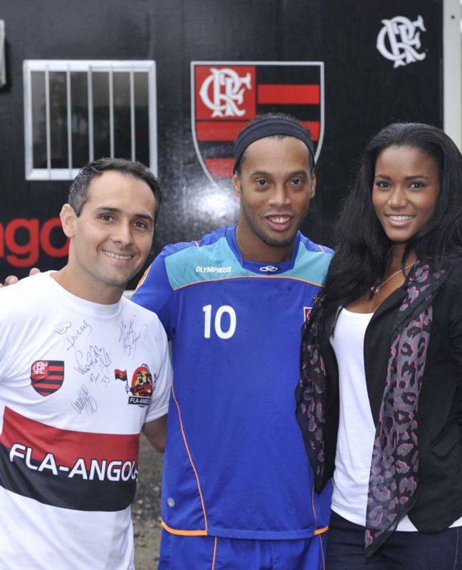 Junto com Claudio Santos, a Miss Universo Leila Lopes aproveitou a passagem no CT do Ninho do Urubu para tirar uma foto com Ronaldinho