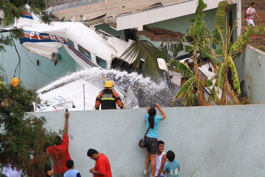 Avião caiu no quintal de uma casa em Goiânia / Wildes Barbosa/O Popular/Futura Press