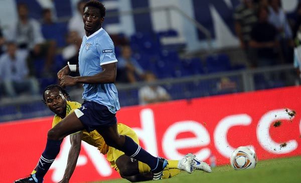 modibo diakhite (azul), mike temwanjera  (amarelo)