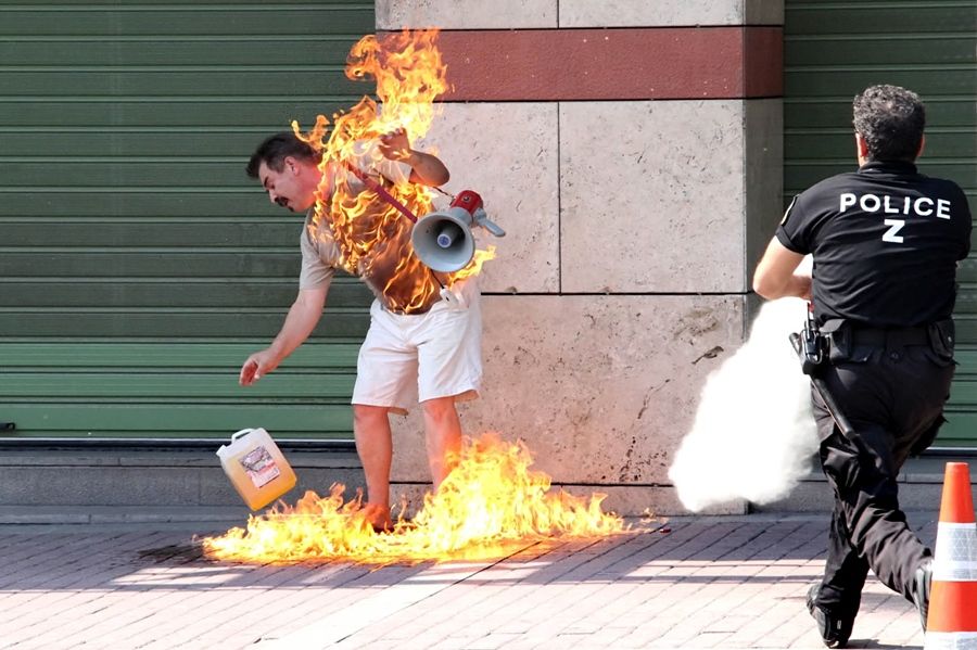 Grego colocou fogo em seu corpo em protesto na Grécia / Nontas Stylianidis/AFP