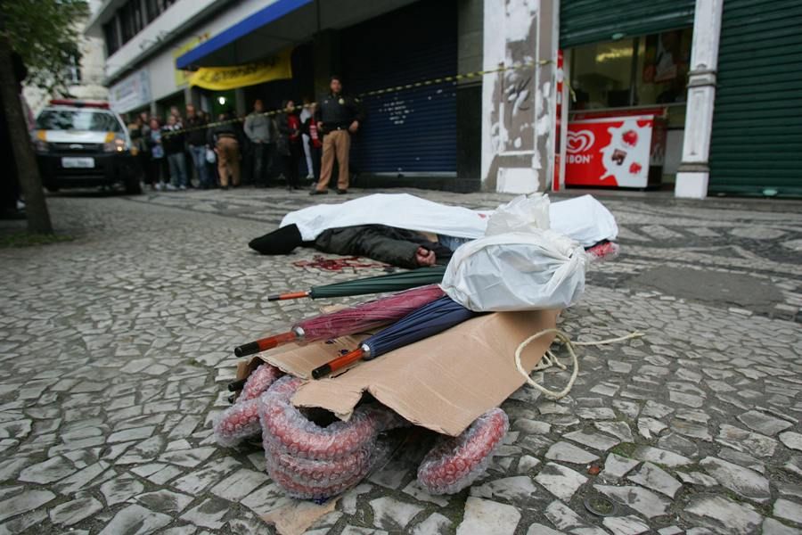 O vendedor morreu na tarde de hoje após uma discussão com uma policial / Ivonaldo Alexandre/Gazeta do Povo/AE