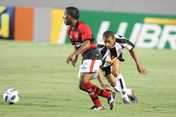 Vitor Junior se livra da marcação de Pierre / Carlos Costa/Futura Press