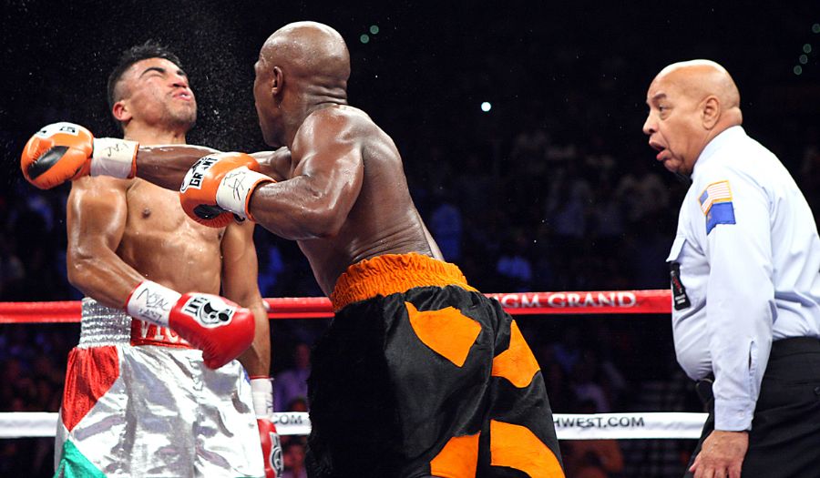 Mayweather acerta Ortiz em luta em Las Vegas / John Gurzinski/AFP
