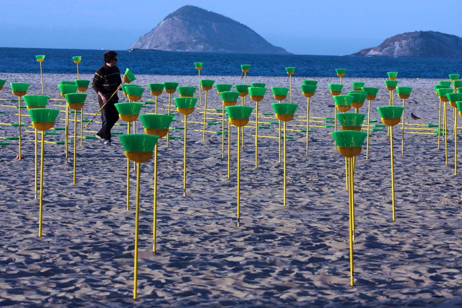 Ativista colocando vassouras na Praia de Copacabana / Amadeu Bocatios / Futura Press