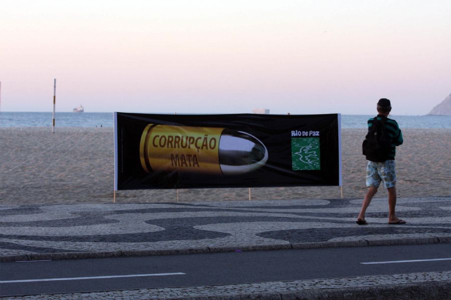 Praia de Copacabana voltou a ser palco de protestos contra a corrupção  / Amadeu Bocatios/ Futura Press
