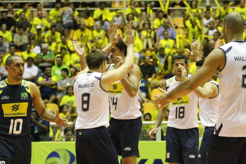 Jogadores do Brasil comemoram vitória diante da Colômbia / Alexandre Arruda/CBV