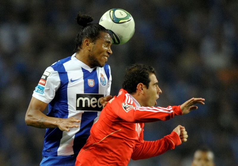 Bruno Cesar (D) disputa bola no empate do Benfica contra o Porto / Miguel Riopa/AFP
