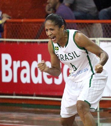 Patricia Chuca vibra na vitória do Brasil na estreia do Pré-Olímpico /  Divulgação/CBB