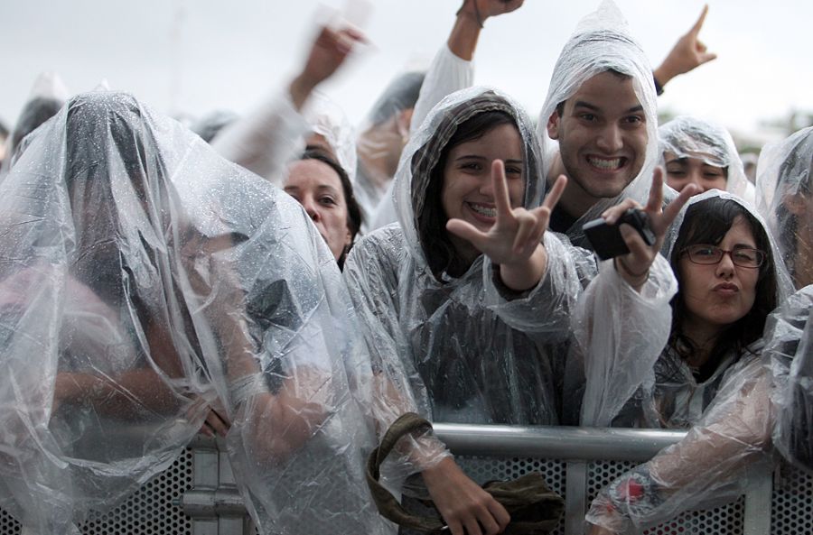 Público enfrenta dia de chuva no Rock in Rio / Evelson de Freitas/AE