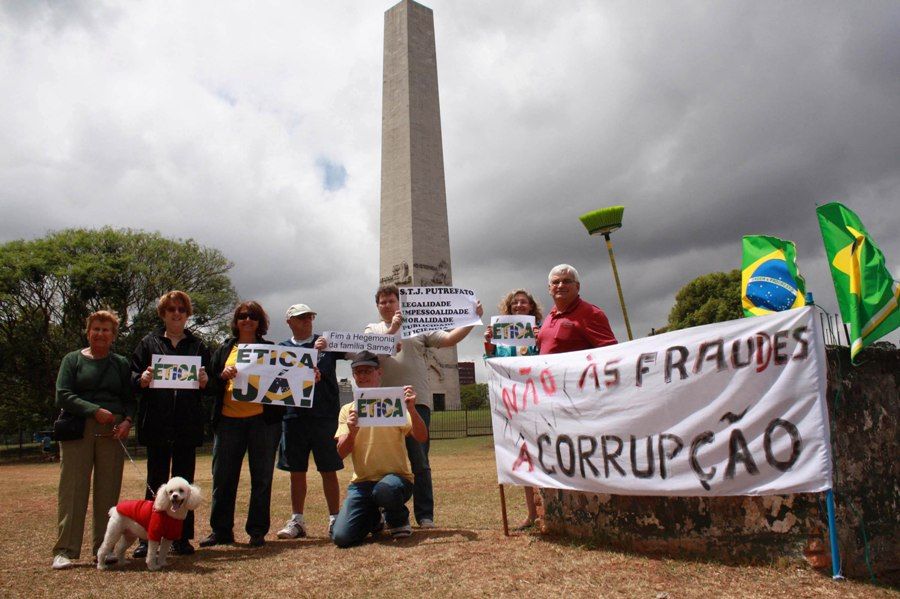 Protesto teve a presença de oito pessoas e um cachorro / Luiz Claudio Barbosa/Futura Press