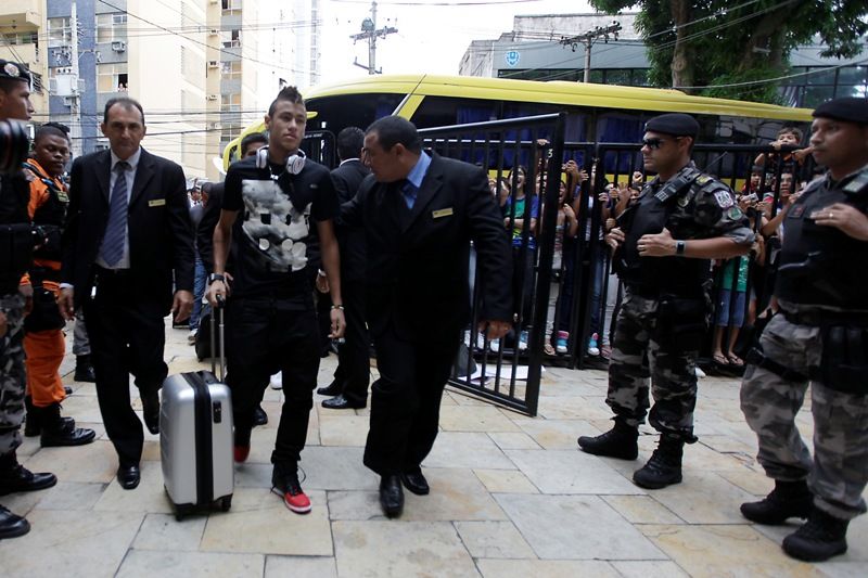 Muitos torcedores recepcionaram Neymar na chegada ao hotel em Belém nesta segunda-feira / Divulgação/Mowa Press 