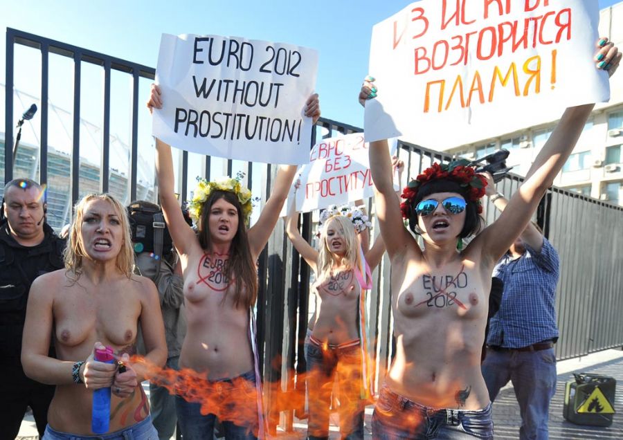 Manifestantes em frente ao Estádio Olímpico de Kiev / Genya Sailov/AFP