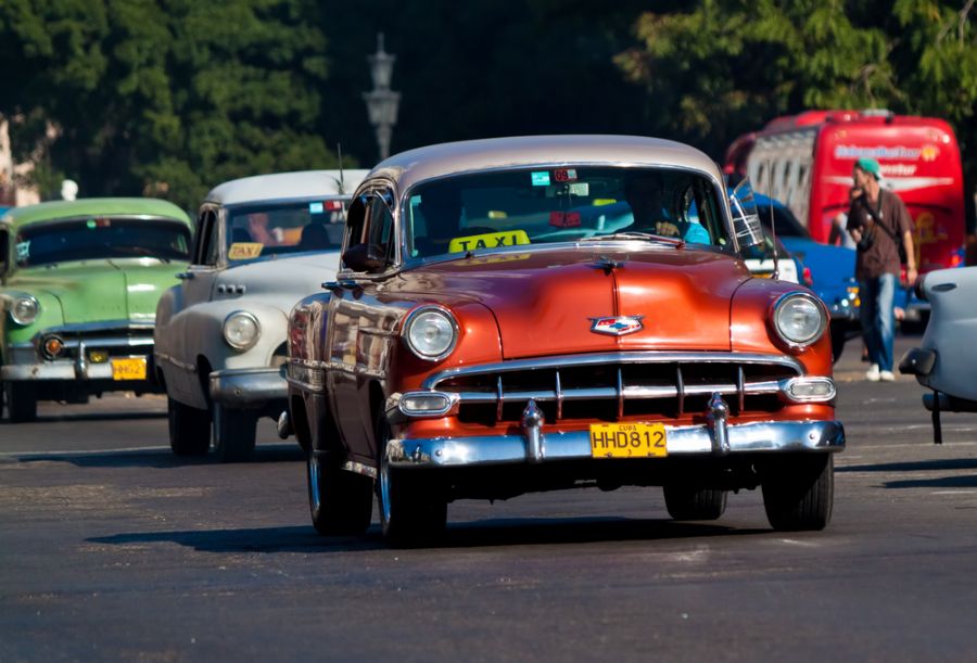 Carros no trânsito de Havana, Cuba / Shutterstock