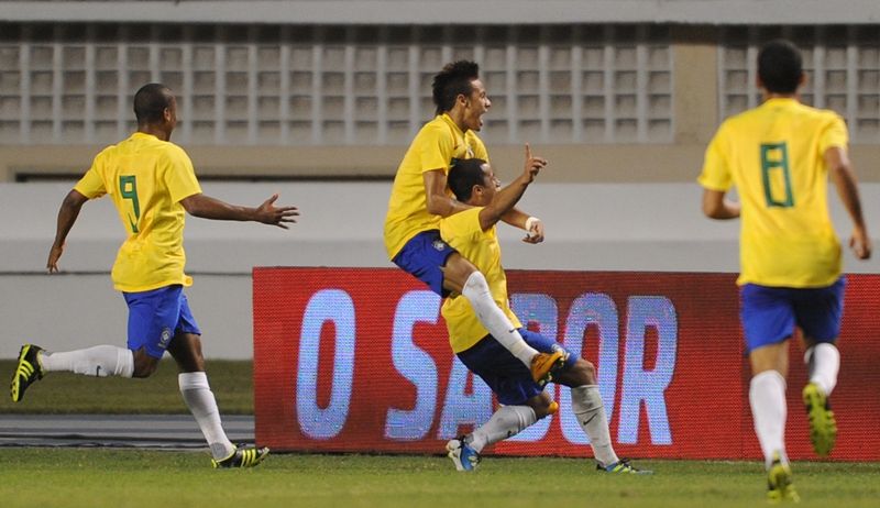 Lucas comemora gol com Neymar: os artilheiros da noite no estádio Mangueirão, em Belém / Antonio Scorza/AFP