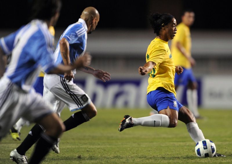Ronaldinho é cercado pela marcação argentina na vitória do Brasil / Antonio Scorza/AFP 