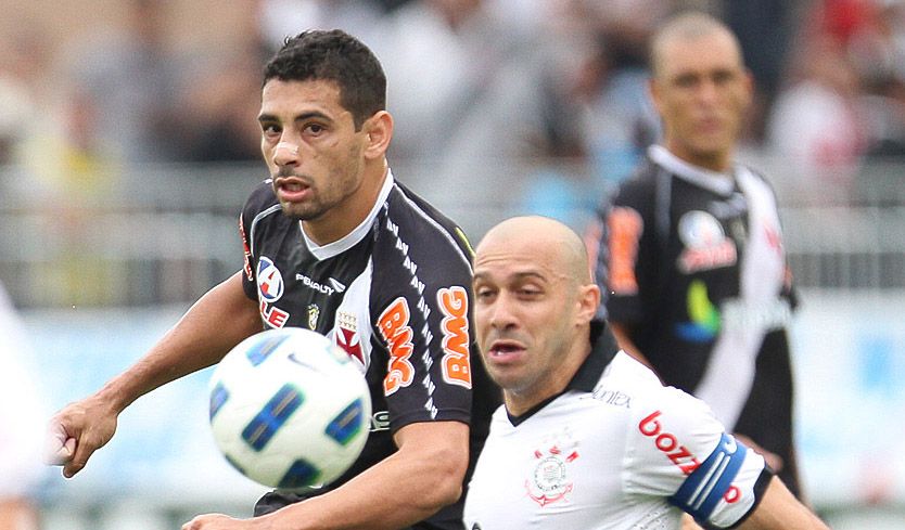 Diego Souza e Alessandro disputam a bola / Site Oficial/Vasco
