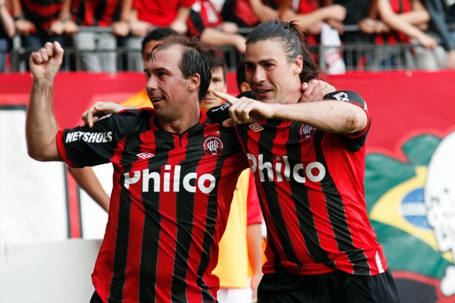Paulo Baier e Nieto comemoram gol na Arena da Baixada / Walter Alves/Gazeta do Povo/Futura Press