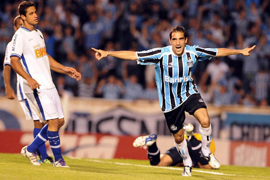 Escudeiro comemora o segundo gol do Grêmio em Porto Alegre / Edu Andrade/Futura Press
