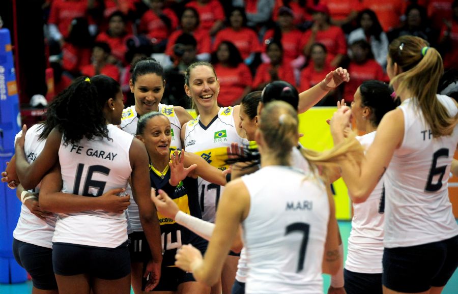 Meninas do Brasil venceram por 3 sets a 0 / Ernesto Benavides/AFP
