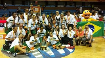 A seleção brasileira festejou o título em Neiva na Colômbia / Gaspar Nobrega/CBB