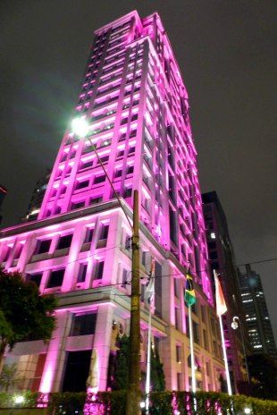 Prédio da Prefeitura de São Paulo foi outro monumento que recebeu uma iluminação da cor rosa contra o câncer de mama