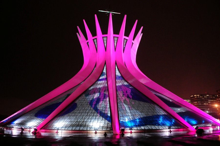 Vista da Catedral de Brasília iluminada em rosa, nesta quarta-feira