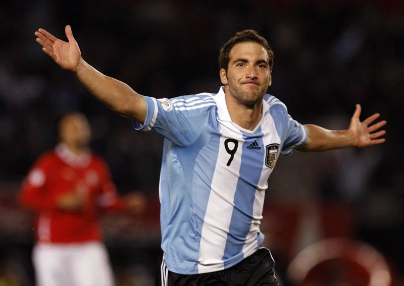 Higuain comemora um dos três gols na vitória da Argentina nesta sexta-feira / Maxi Failla/AFP