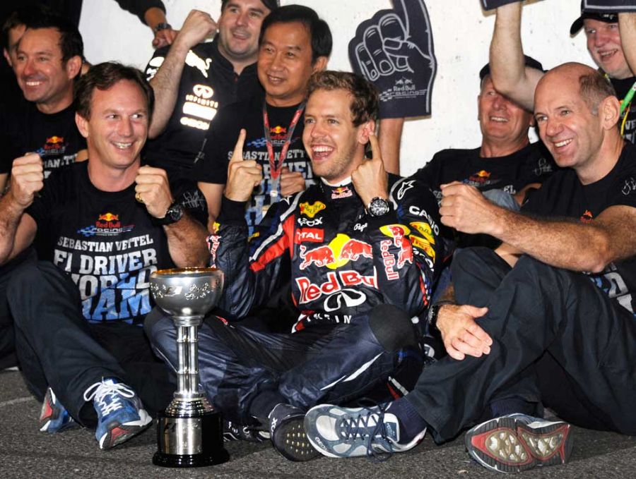 Vettel comemora o título com seus companheiros de equipe, após ter terminado a prova em 3º / Toshifumi Kitamura/AFP