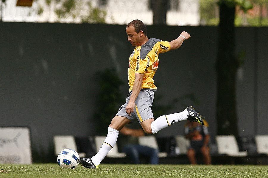 Léo joga nesta quarta-feira como meia / Ricardo Saibun/Divulgação Santos FC