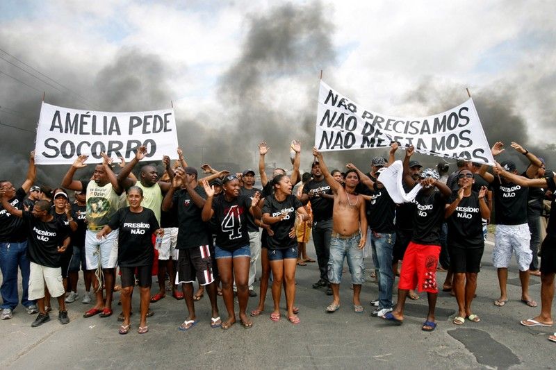 Os manifestantes queimaram pneus, pedaços de madeira e bloquearam os dois sentidos da rodovia / Luiz Tito/AE