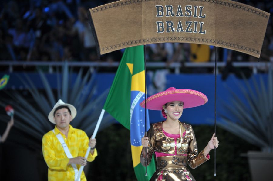 Hugo Hoyama carrega a bandeira do Brasil durante a festa de abertura / Cris Bouroncle/AFP