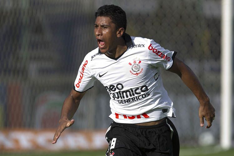 Paulinho comemora o gol que garantiu a liderança para o Corinthians / Daniel Augusto Jr/AE
