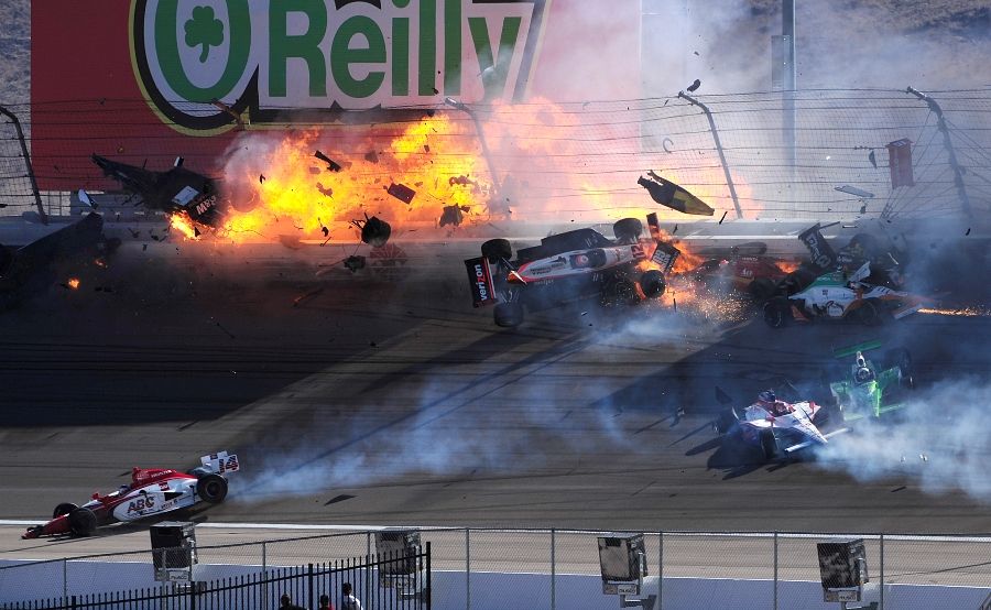 Dan Wheldon morreu após uma grande batida na 12ª volta da etapa de Las Vegas <a href='http://www.band.com.br/esporte/velocidade/noticia/?id=100000462531' target='_self'><b><u>Leia mais</u></b></a>